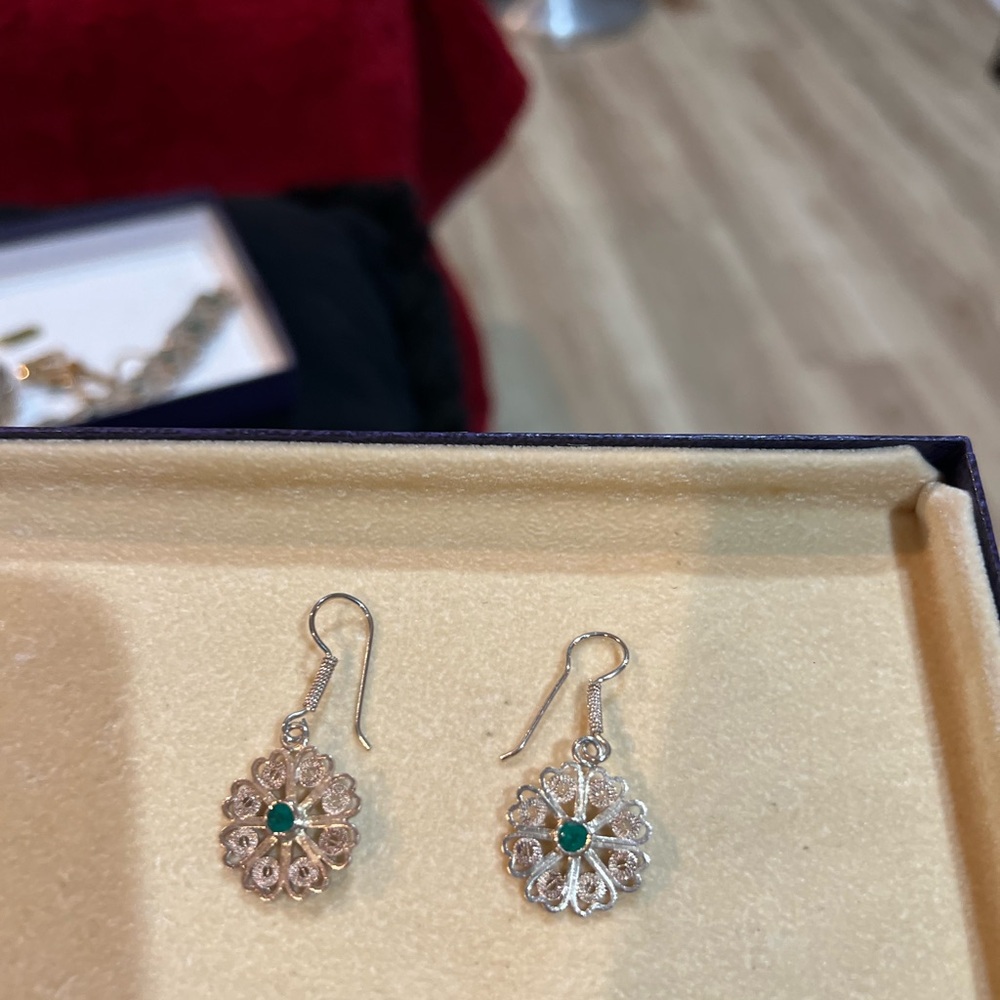 925 Silver Floral Earrings with emeralds from COLOMBIA. Weight 5.2 grams